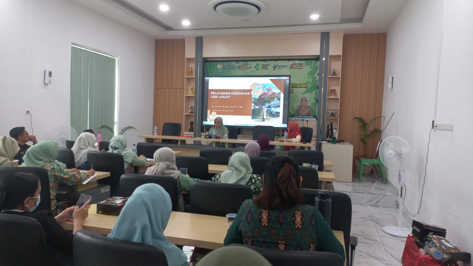 Mengembalikan Perawatan Lansia ke Rumah: Gagasan Home Care Geriatri Dr. dr. Nur Riviati dalam Evaluasi Pelayanan Minimal Kota Palembang